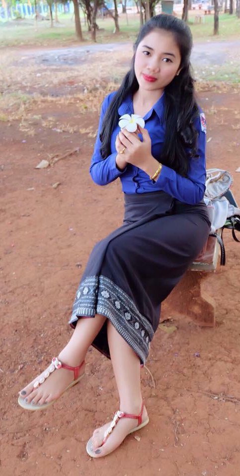 ຫຸ່ນໂຄດເປັນຕາສີ້ເລືຍ ແອວນ້ອຍໆກົ້ນໃຫ່ຍ ເຫັນລະນໍ້າຊິແຕກ