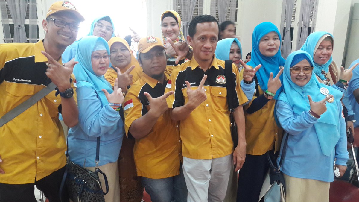 RelawanProSandi's tweet photo. Meriahnya acara deklarasi Relawan PADI - SUMSEL 13.11.18 di Palembang

Acara belum mulai..
Serunya dah terasa..
Payo dihaturi  #2019GantiPresiden #2019PrabowoSandi #RelawanProSandi https://t.co/AGb3zpHjmZ