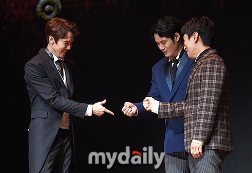 Yeonseok411_IFC's tweet photo. 20181113 📷 #YooYeonSeok #SeoKyungSoo #KimDongWan as #MontyNavarro during musical 'A Gentleman's Guide to Love and Murder' press call today
#K_GGLAM #YeonMonty #젠틀맨스가이드 #유연석 #연몬티 #서경수 #김동완 https://t.co/UA5RUwlxF3