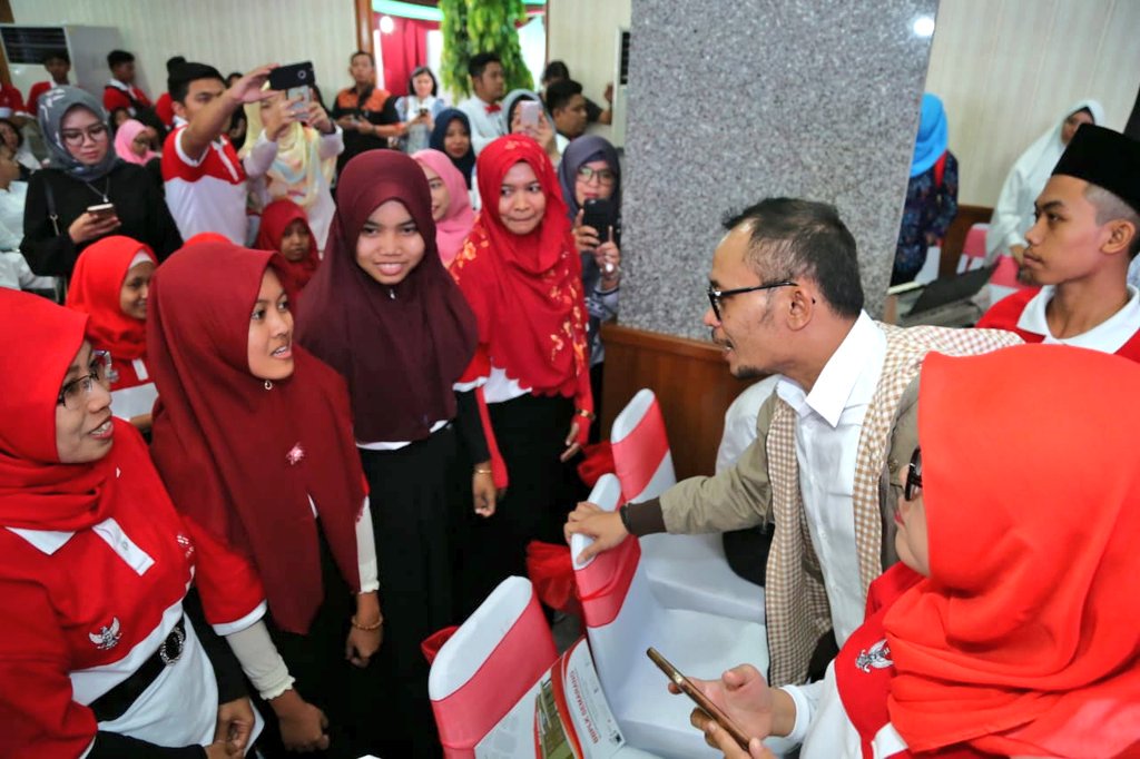 Kepada peserta, Menaker <a href="/hanifdhakiri/">MHD</a> berpesan:

Saya percaya dengan bekerja keras, inovasi, ketekunan, dan kegigihan, kalian semua akan tampil menjadi orang-orang yang hebat, orang-orang yang handal dengan karya-karya yang bisa dihargai banyak orang.