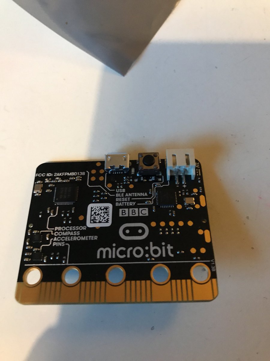 timvogt's tweet image. Met @thecoderebels gisteren hiermee gemaakt 1)stemkastje 2) naamkaartje 3)tekenfilmpjes 4) themometer 5)richting aangever 6) muziekdoos 7)gameconsole 8) rekenmachine #born_to_code