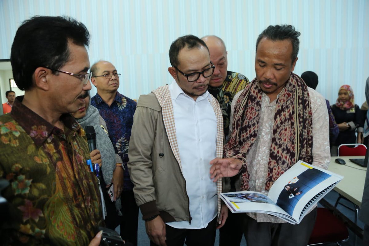 Usai menyampaikan sambutan, Menaker <a href="/hanifdhakiri/">MHD</a> mengunjungi lab workshop fashion technology @BBPLK_SEMARANG