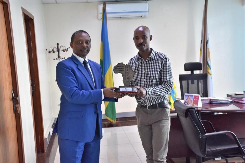 Minisitiri w’Ubutegetsi bw’Igihugu, Prof. Shyaka Anastase, yashimiye Nsengiyumva Vincent de Paul uyobora Umurenge wa Kamembe, kuba yarafashije abaturage kugira igitekerezo gikemura ibibazo kandi kigahesha ishema igihugu. |IGIHE #RwOT.........igihe.com/amakuru/u-rwan…