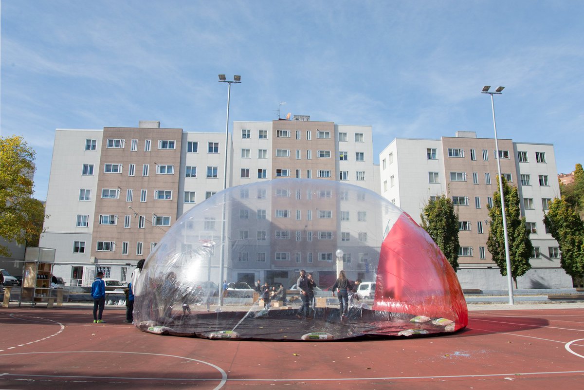 OREKARIestudio's tweet photo. #ArquitecturaEfímera como medio para generar puntos de encuentro entre arte contemporáneo y ciudadanía en barrios #periféricos . La semana pasada inauguramos la #BurbujaHinchable que creamos para #Etxabakoitz evento artístico festivo abierto. @centrohuarte #InnovaCultural2018 https://t.co/JvwcNj19pG