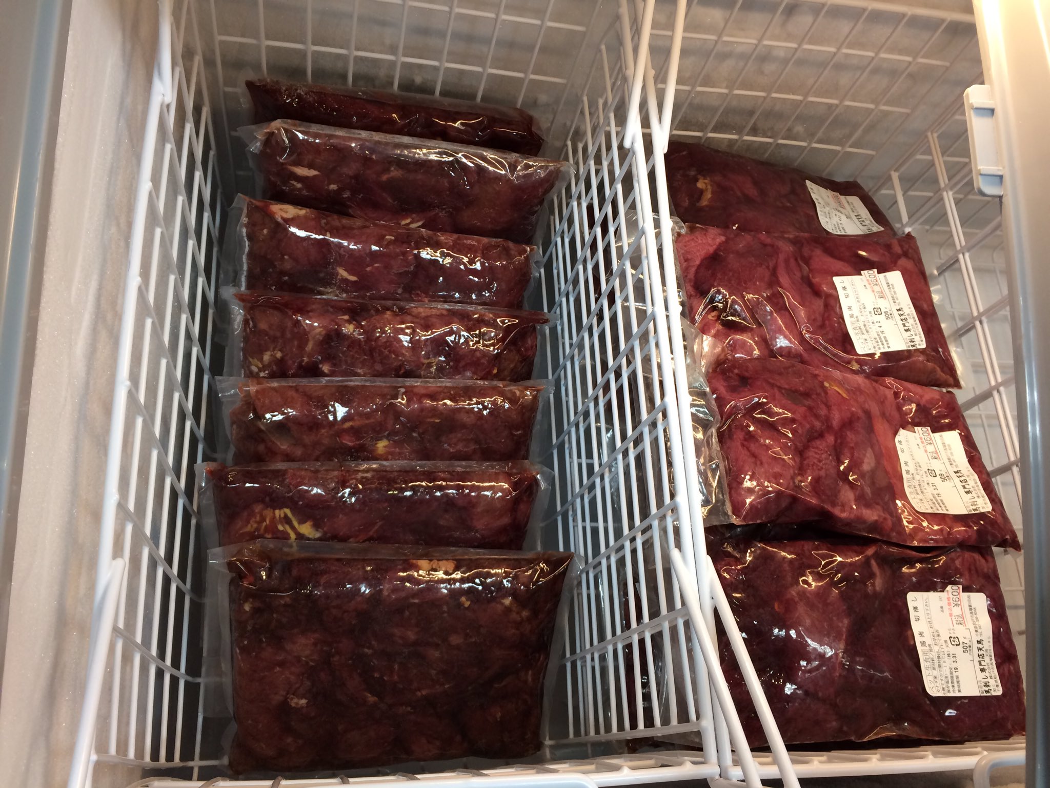 馬刺し専門店 天馬 本八幡駅前店 多頭飼いや 大型犬を買われている方にもおすすめの 切り落とし1kg が 1070 500g は 600 その他 当店1番人気の角切りミンチ600g が 900 ぶつ切り0g が 270 などなど リードをとめる所もあるのでお近くの方