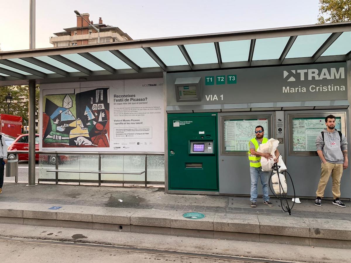 museupicasso's tweet image. Què fan “Las Meninas” de #Picasso a la parada del @TRAM_Barcelona? 🤔 A l’enllaç hi trobaràs la resposta. Pots guanyar un pack d’entrades per a sis museus de la ciutat: ow.ly/hDdj30mvZRn #MosTRAM