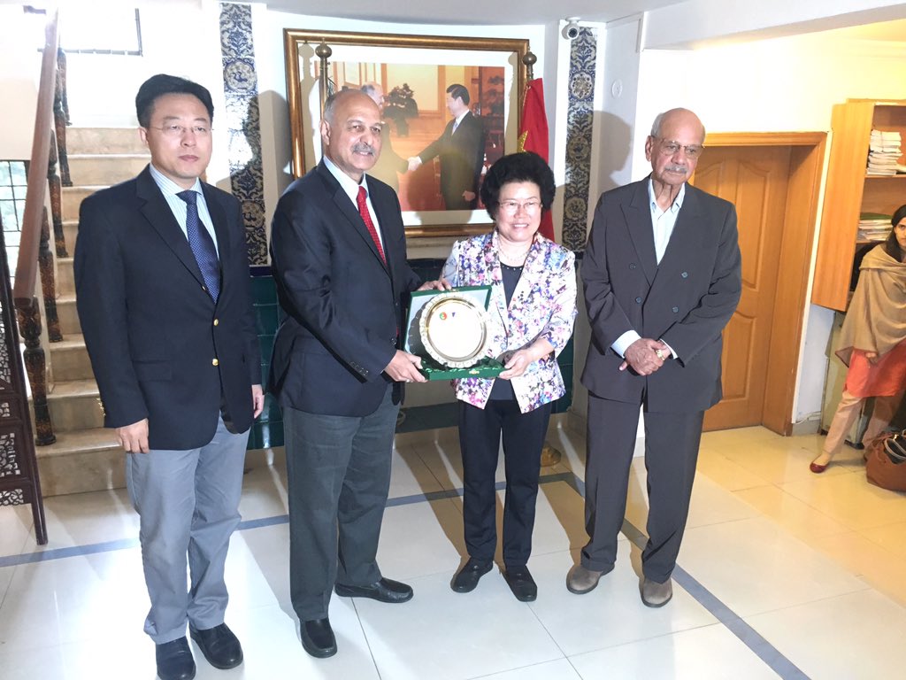 PciPakChina's tweet photo. Sen Mushahid Hussain, Chairman PCI, presenting a shield to Dr Chen Wenling, Chief Economist at the #CCIEE. Deputy Chief of Mission, Zhao Lijian and Lt Gen (R) Asad Durrani, Ex-DG ISI are also seen in the picture.

@zlj517 @GameChangerYR @Mushahid https://t.co/SZGtaLXC2O