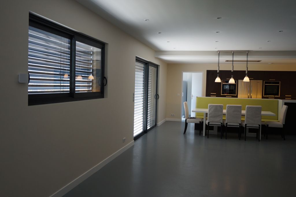 iHabitation vous propose la protection solaire active avec les façades dynamiques. Se protéger des rayons de manière automatique ou récupérer la chaleur du soleil en hiver.