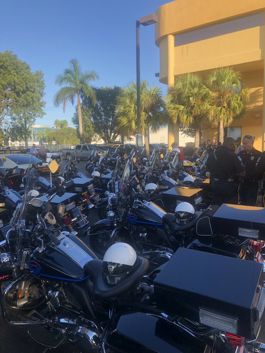 motorwarrior's tweet photo. Multi agency Police Motorcycle Escort training, a key element of our agency being able to escort as a service to dignitaries and the community #policemotorunit @CityofHomestead #police #homestead #multiagencymotors #ILoveMyJob #HarleyDavidson https://t.co/qHdXWHWLi0
