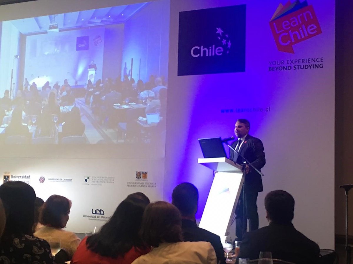 LearnChile's tweet photo. En un salón repleto, nuestro director Marcos Avilez da a conocer ante nuestros pares colombianos los alcances, buenas prácticas y desafíos de la red para la internacionalización de la educación superior #LearnChile https://t.co/GLYtOtlh21