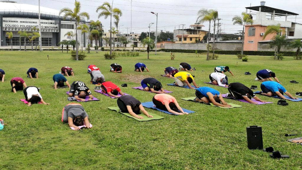 #Machala: Atención Prehospitalaria de la provincia de #ElOro y @Salud_CZ7 reciben clases de Yoga Fitness con el objetivo de mejorar la salud en el trabajo.