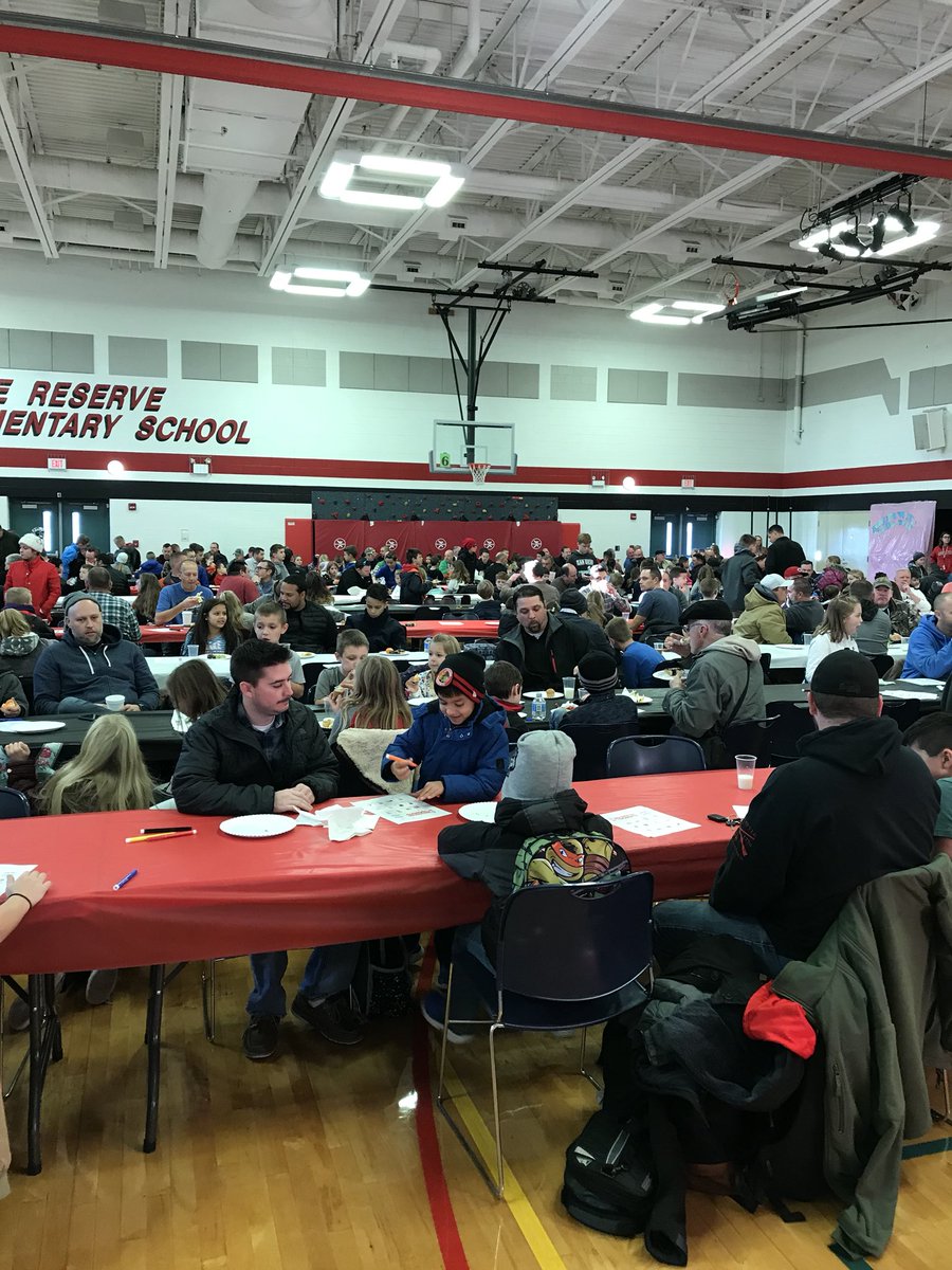 ReaderPeff's tweet photo. A great turn out at Donuts with Dads @GRES_Y115 Kudos to all of the organizers! @Yorkville115 #donutswithdads #yum #sugarforbreakfast https://t.co/SKU9Mc0HS1