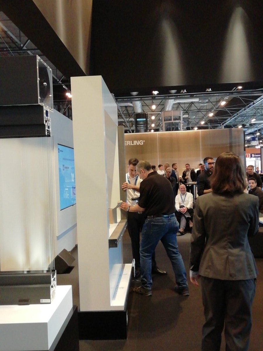 KOMMERLING_ESP's tweet image. Miguel del Río, de @IsoChemie_ES, y el equipo de @KOMMERLING_ESP realizan una instalación de ventana bajo el estándar passivhaus en el stand de #Retokommerling en @Construtec_. #epowerbuilding18