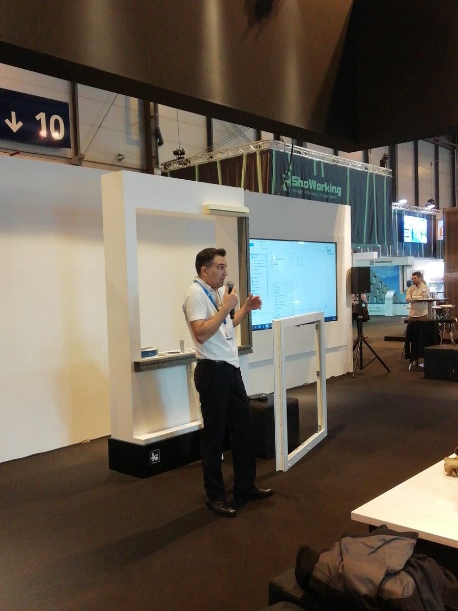 KOMMERLING_ESP's tweet image. Miguel del Río, de @IsoChemie_ES, y el equipo de @KOMMERLING_ESP realizan una instalación de ventana bajo el estándar passivhaus en el stand de #Retokommerling en @Construtec_. #epowerbuilding18