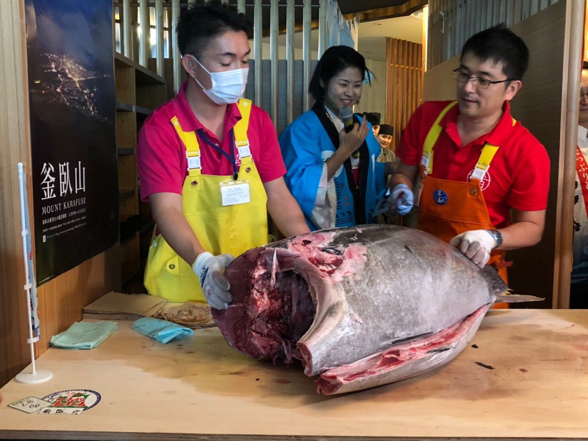むつ市長公式ツイッター A Twitter Umai Aomori Food Fair In Singapore 英語挨拶で始まったイベントは山崎外ケ浜町長のマグロ解体ショーマイクパフォーマンスで最高潮に 食とそれにまつわる文化を紹介し 日本の奥深さをシンガポール アジアへ マグロの大きさに