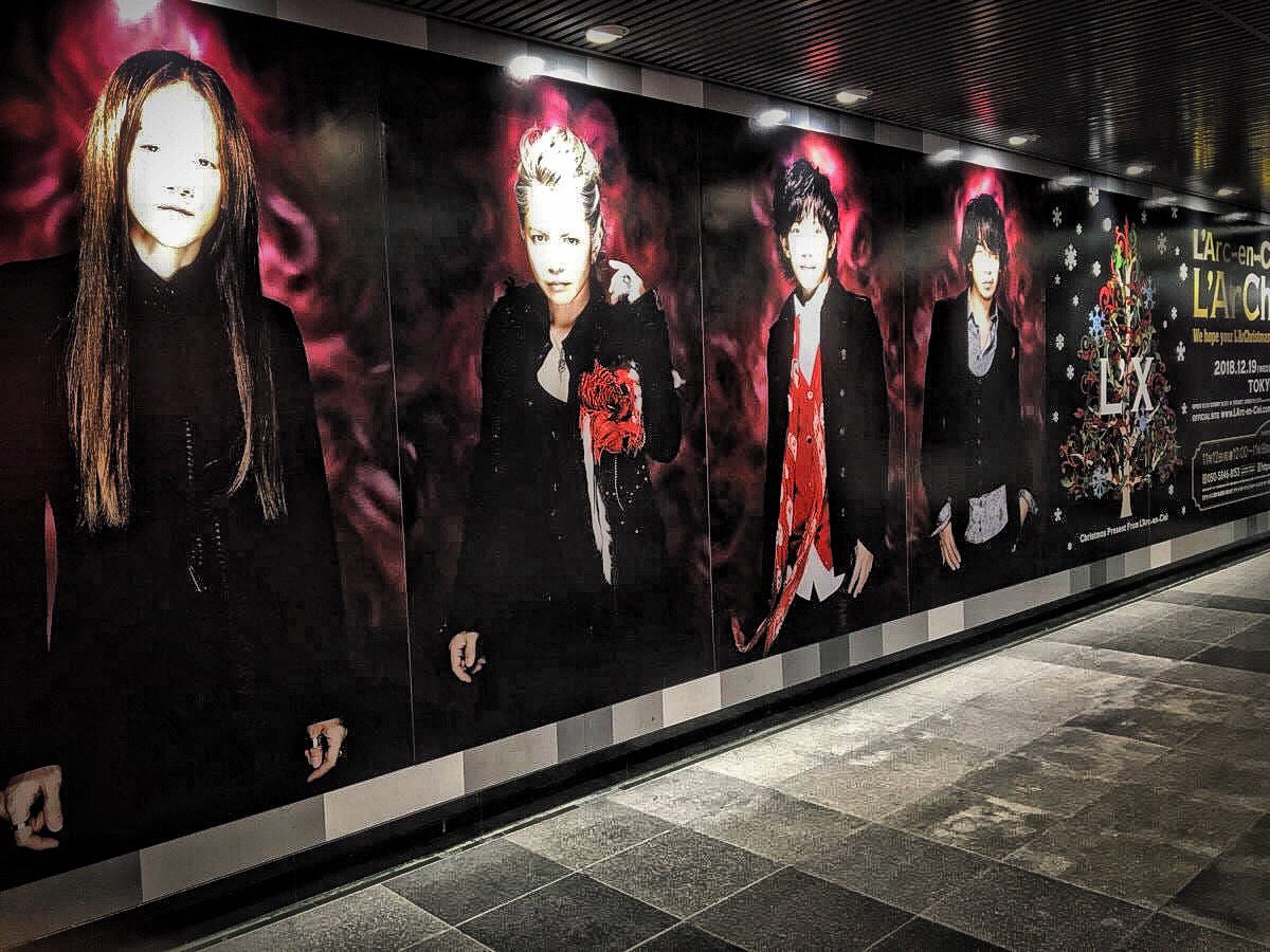 kubo_naoji's tweet photo. 渋谷駅にドーンと登場。4人が揃うまであと一ヶ月余り。#ラルクリ #ラルクリスマス #larcenciel
#larchristmas #shbuya https://t.co/UK1jLBIwHp