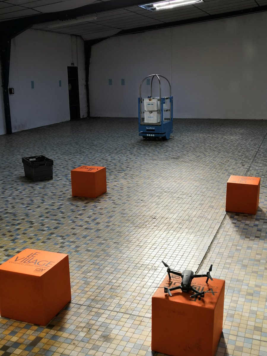 SUitee au studio photo ! #drone et cubes du <a href="/villageCAav/">Le Village by CA Atlantique Vendée</a>, ça donne ! 😊