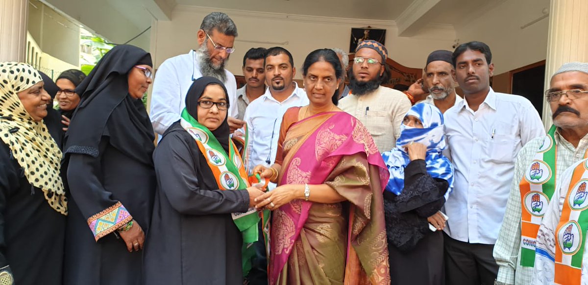 మహేశ్వరం నియోజకవర్గం, జల్ పల్లి మున్సిపాలిటీ, ఎర్రకుంట గ్రామం నుండి వివిధ పార్టీలకు చెందిన 100 మంది ముస్లిం మైనార్టీ సోదర సోదరిమణులు కాంగ్రెస్ పార్టీలో చేరారు . #SabithaIndraReddy #Maheshwaram