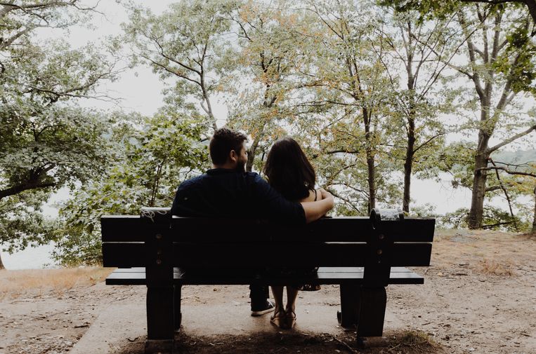 Praten over de dood met je partner, kinderen of familieleden: doodgewoon OF doodongemakkelijk? De keuze hoeft niet eens zo moeilijk te zijn: hln.be/nieuws/binnenl… #voorelkaar #deuitvaartspecialist #gepersonaliseerdafscheid #warmefamilie #DELA