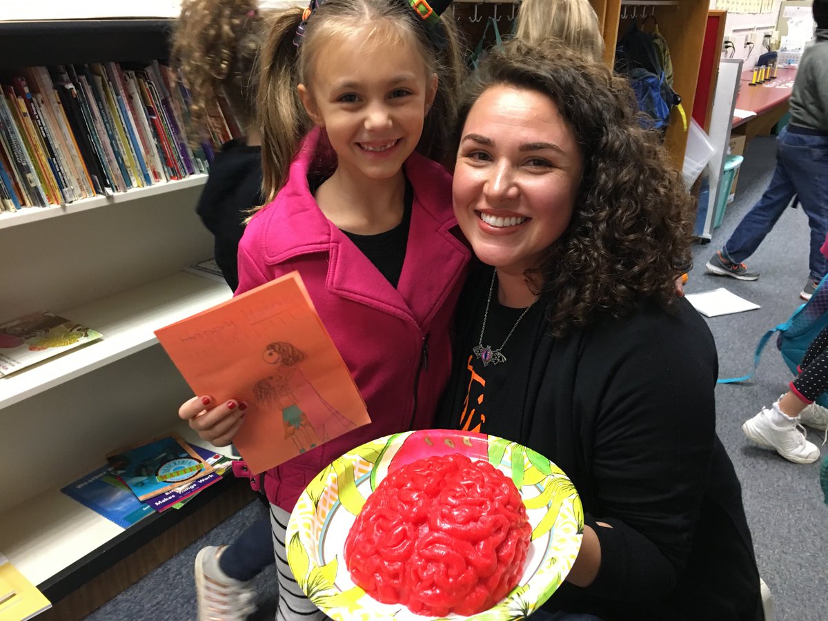 This Aldrin Eagle loves science and was thrilled that she could do a science themed surprise! She said, “This is how big my brain will be with Mrs. Spizzirri teaching us so much!!”  @fcpsnews @FCPSRegion1 @FCPSScience #LoveScience #ScienceBrain #AmazingTeacher #InspireStudents