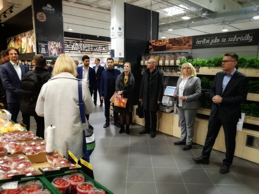 V novém čestlickém hypermarketu čeká na zákazníky velké moderní tržiště plné čerstvosti🍅🍏. Nastříhat si tu můžete i bylinky 😀#novyalbert2018