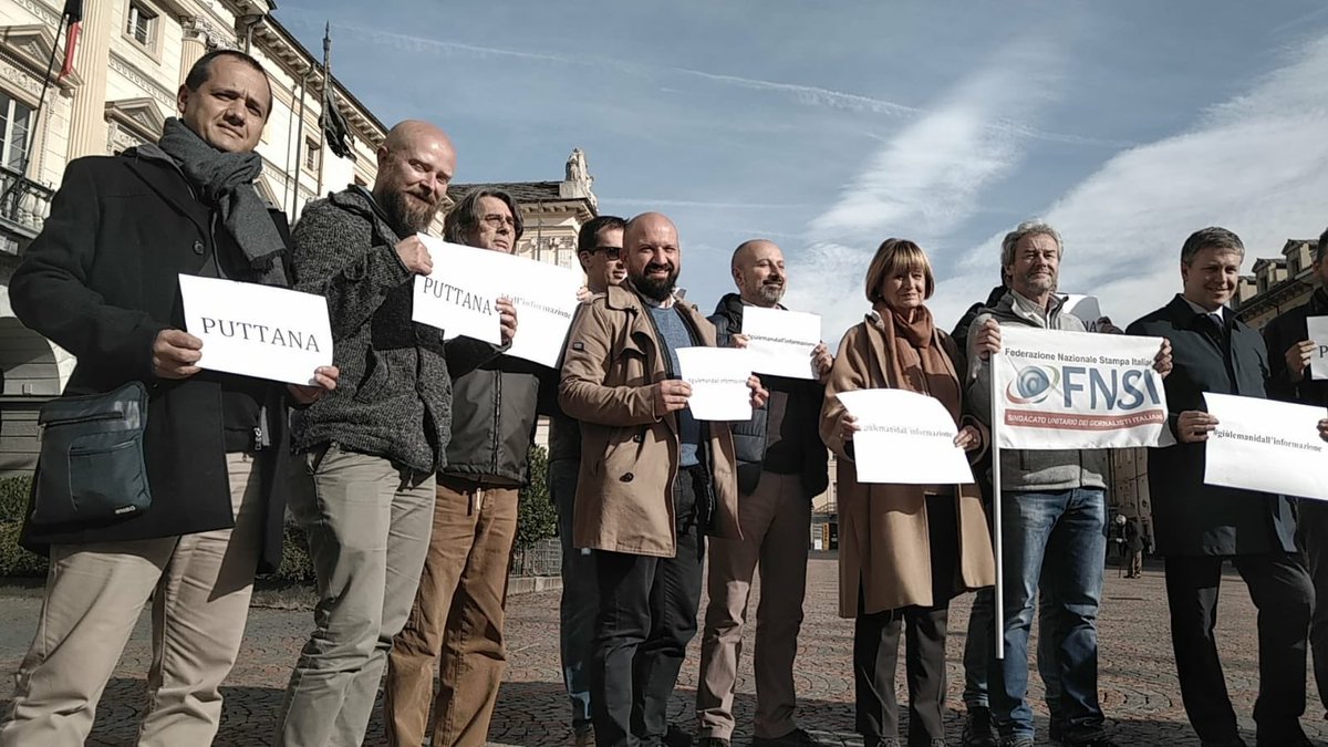 TgrRaiVdA's tweet photo. #giulemanidallinformazione ad Aosta la manifestazione spontanea dei giornalisti contro la violenza verbale e i ripetuti attacchi all’informazione, per una stampa libera, come richiamato anche dal Presidente #Mattarella https://t.co/03hAIH8j5X