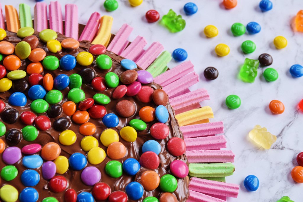 weknowthisplace's tweet photo. This may be a bite-sized review, but the M&amp;M Blast Cake from Sassi Co definitely wasn't bite-sized. https://t.co/OA6JCmpKHn https://t.co/DtG6W4KQhP