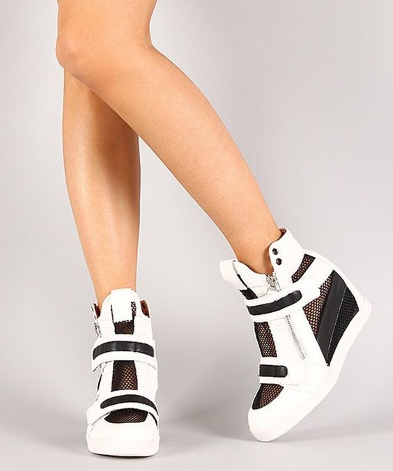 Hello Tweethearts...😘
Sneakers today...on the go!
Lot of climbing, unpacking of boxes, trampling through decor, putting up decor etc etc.
Work Xmas parties!!!
Everyone else gets excited before the day and all i can think is i wll be too tired to enjoy it.