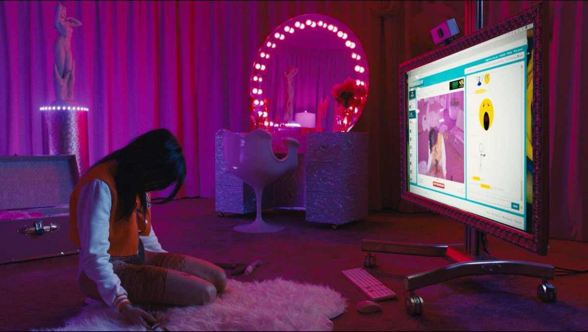 levmauc's tweet photo. ¿Y si un día vieses en internet una copia exacta de ti? NETFLIX estrena el próximo 16 de Noviembre CAM, un entretenido thriller psicológico al más puro estilo BLACK MIRROR donde una webcamer empieza a realizar vídeos violentos hasta que descubre a una doble de ella emitiendo. https://t.co/F4Ux4dgx2l