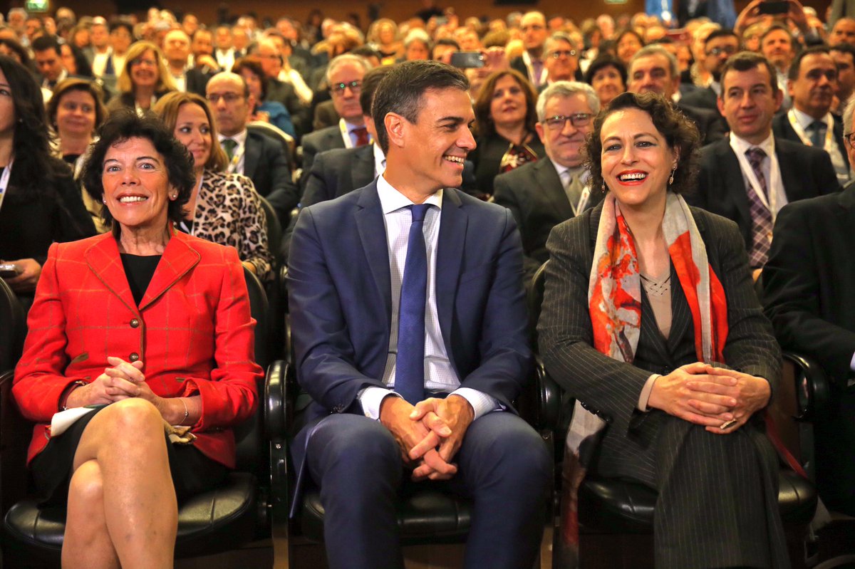 "La FP abre a los jóvenes la puerta a profesiones con futuro.

Este #Gobierno apuesta por fomentar el contrato de formación, por más orientación y por itinerarios personalizados. Por ello vamos a aprobar un plan de empleo joven"

<a href="/mvalerio_gu/">Magdalena Valerio</a> con <a href="/sanchezcastejon/">Pedro Sánchez</a> y <a href="/CelaaIsabel/">Isabel Celaá</a>