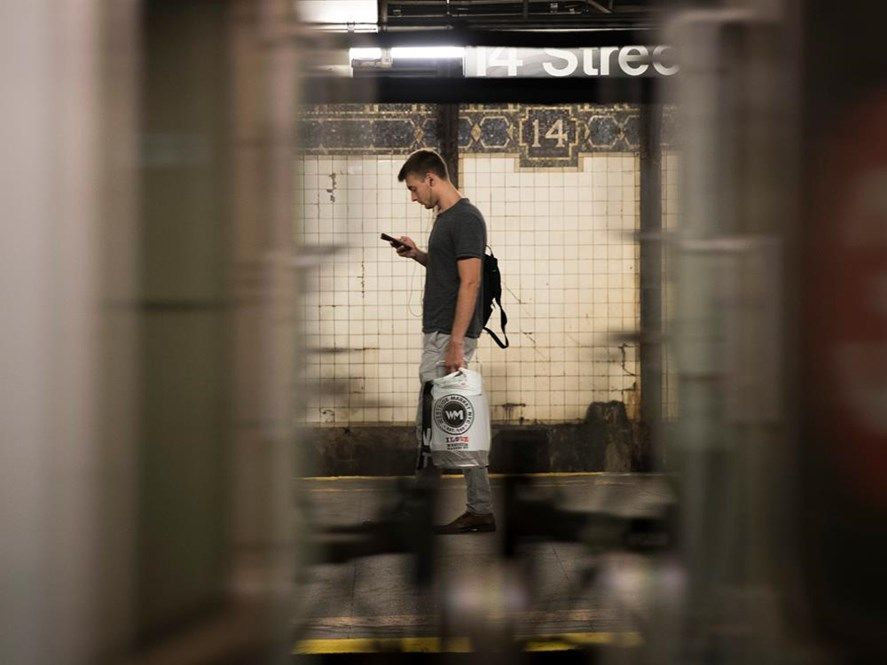 A new study finds that cutting your time on social media to 30 minutes a day reduces your risk of depression and loneliness buff.ly/2PnFcoA #socialmedia #digitaldetox - thought you might be interested in this one <a href="/LeeWelch19/">Lee Welch</a>