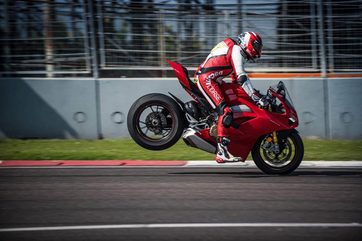 Ducati_India's tweet photo. Controlled descent. #PanigaleV4S #DRETrackDays #DucatiIndia https://t.co/TbDObSXj5g