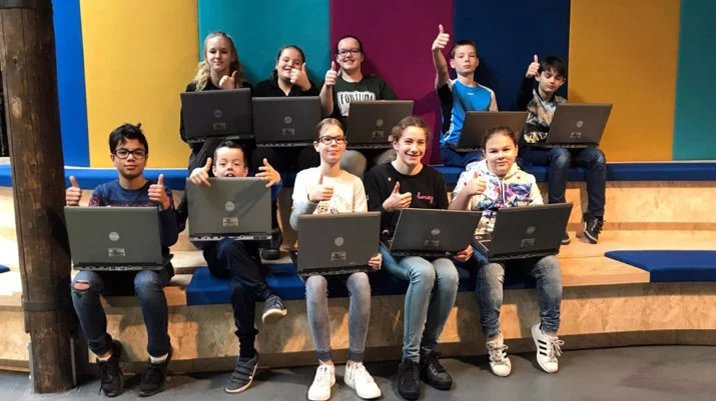 Vrolijke gezichten afgelopen zondag bij de zondagsschool <a href="/Petjeaf_NL/">Petje af Nederland</a> Zuid-Limburg. Vanaf nu kunnen kinderen hun ervaringen presenteren via een powerpoint aan hun ouders. De hulpkreet van de zondagsschool om computers, werd door Leeuwenborgh gehoord. bit.ly/2Q0P4V6