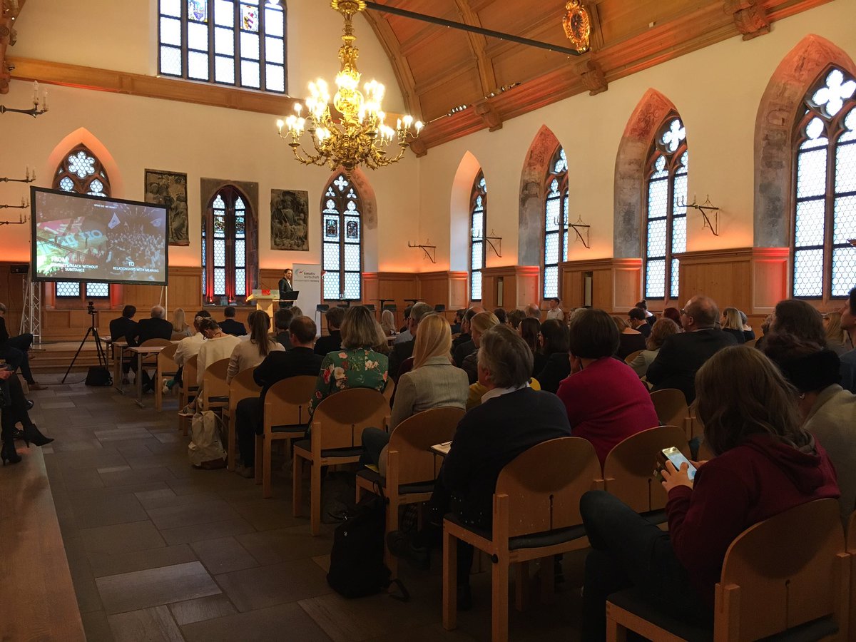 Auftakt des #Werbemarkt-Symposions im Historischen Rathaussaal. Sehr gut besucht <a href="/nuernberg_de/">Stadt Nürnberg</a> <a href="/bambieyesbambi/">Nicole Schwertner</a> <a href="/TH_Nuernberg/">TH Nürnberg</a> <a href="/HSAnsbach/">Hochschule Ansbach-Ansbach University of App. Sci.</a>