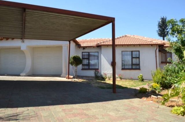 Thakhani_R's tweet image. Located in quiet Cosmo City Ext 10, this stunning 4 bedroom home can be yours for only R1 050 000. Contact me for a viewing.
