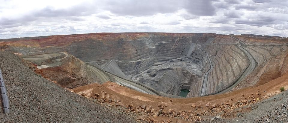 ばむくん Ar Twitter オーストラリア最大の金鉱はカルグーリーなんだって 中でも年間８０万オンスも金が取れる鉱山がまだ現役であるらしいよ あのエアーズロックと同じ大きさらしいよ 金を掘り当てるって夢があるよね オーストラリア ワーホリ スーパー