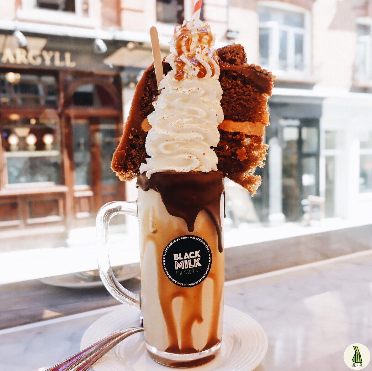 aroipa's tweet photo. Freakshake ที่เด็ดที่สุดในลอนดอนย่านsoho ไม่มากินเหมือนมาไม่ถึง คือตัวเชครสชาติเข้มข้นมาก ส่วนเค้กด้านบนนี่ฟินยิ่งกว่า คาราเมลผสมกับบิสคอฟ ต้องมาลองอะบอกเลย เด็ดสุด!
.
📍Black Milk x Fiorucci, 39 Brewer St, Soho, London
💸Salted Caramel and biscoff Freakshake £6.50
@aroii #aroipa https://t.co/KXJaNPb8rv