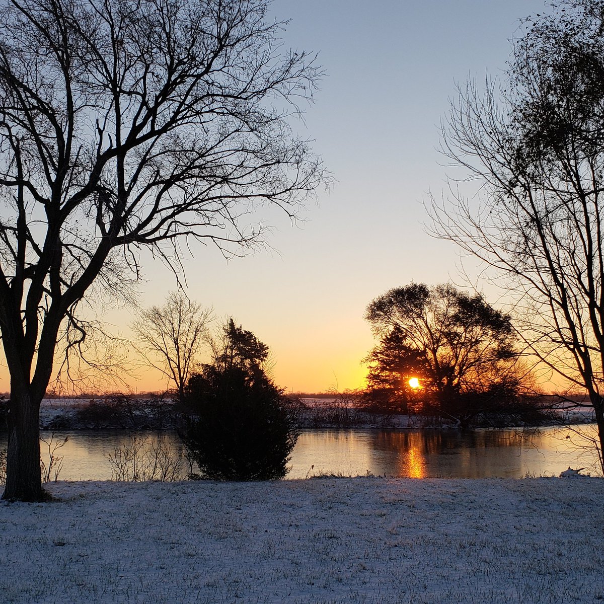 callantis's tweet image. Its 8 degrees, the pond is frozen over and it's still 40 days until winter. Warmer weather please @KarliRitter