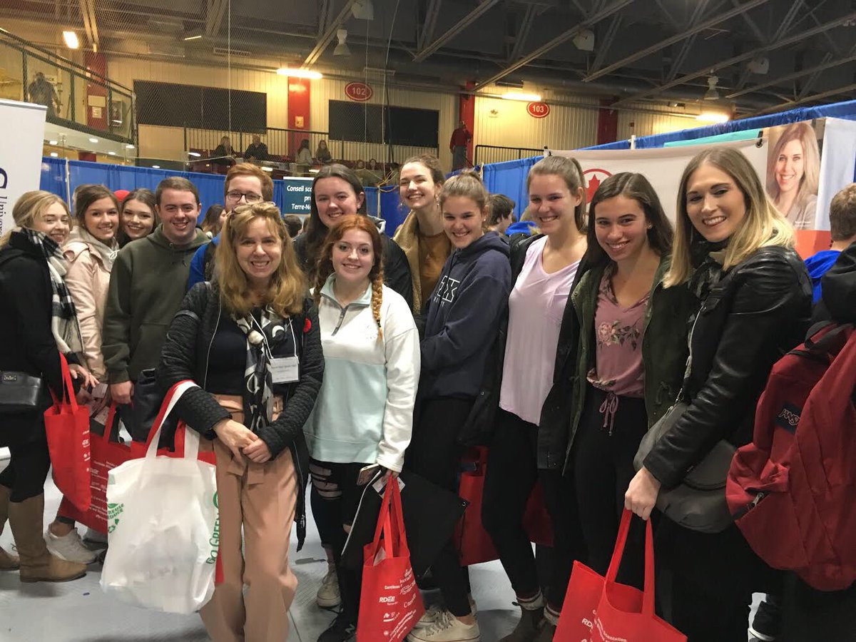 HuskiesMPSH's tweet photo. Un futur en français! Level III students networking at the Bilingual Post-Secondary Career & Entrepeneurship Day! #mpsh #huskies #frenchisthefuture #jocbe2018 https://t.co/gVdfPkIghy