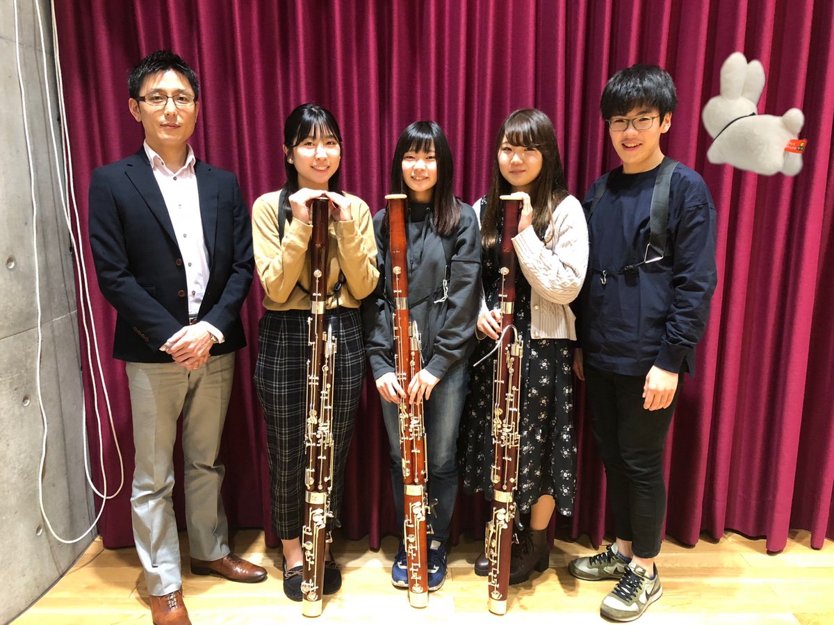 レパートリーオーケストラ 洗足学園音楽大学 楽器紹介 木管最後を締めくくるのはー ファゴットだ ご指導いただいたイケメン 石川先生と一緒にパシャり 顔面偏差値が急上昇 どの曲でも彼らの魅力的な演奏が聴けちゃいますよ ステージ右側に注目