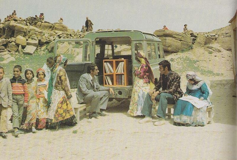 Ataturkdusunce's tweet photo. 1970'ler, Van'da bir gezici kütüphane. Her türlü yokluk ve zorluklara rağmen okumaya çalışan bir toplum vardı.

#Kütüphane #MKA #MustafaKemal #MusafaKemalAtatürk #Atatürk https://t.co/uBL4PnDZOV