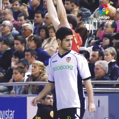 Hace 8 años, un joven malagueño hacía realidad el sueño de debutar con el @valenciacf en #LaLigaSantander. Su nombre era @isco_alarcon. Ya se decía de él que hacía magia con el balón. Pronto lo demostró... 🎩🔙
#LaLigaHistory