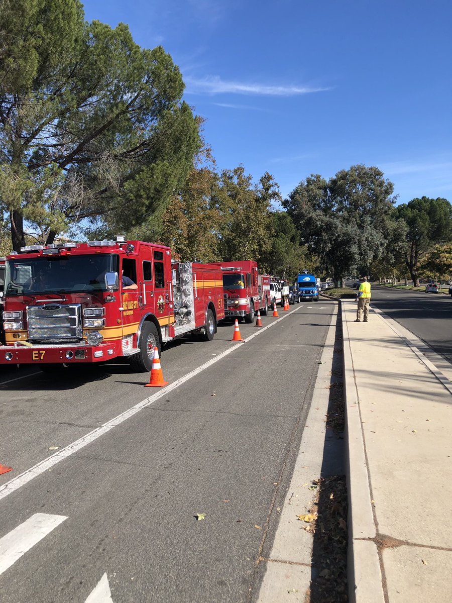 CHPMoorpark's tweet image. For those of you trying to get to Lake Sherwood through Westlake Blvd at Potrero Road, please turn around. There is no physical way to get you through. There are fire engines and firefighters working hard. We don’t want to get in their way. @VCFD_PIO