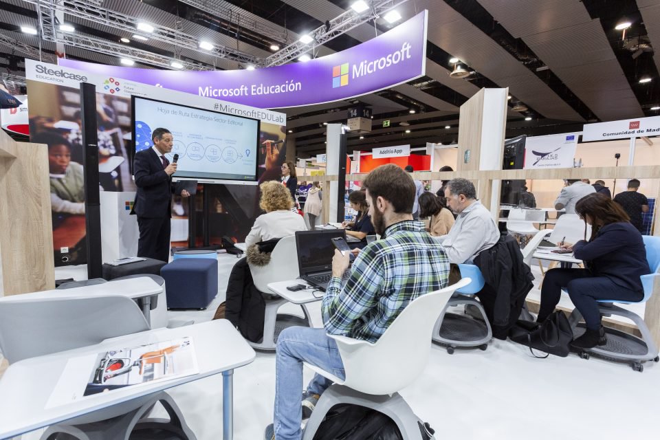 SteelcaseEspana's tweet photo. Ven a visitarnos en el stand de @MicrosoftES en @SIMOEDU_ https://t.co/nRu77jiDIc