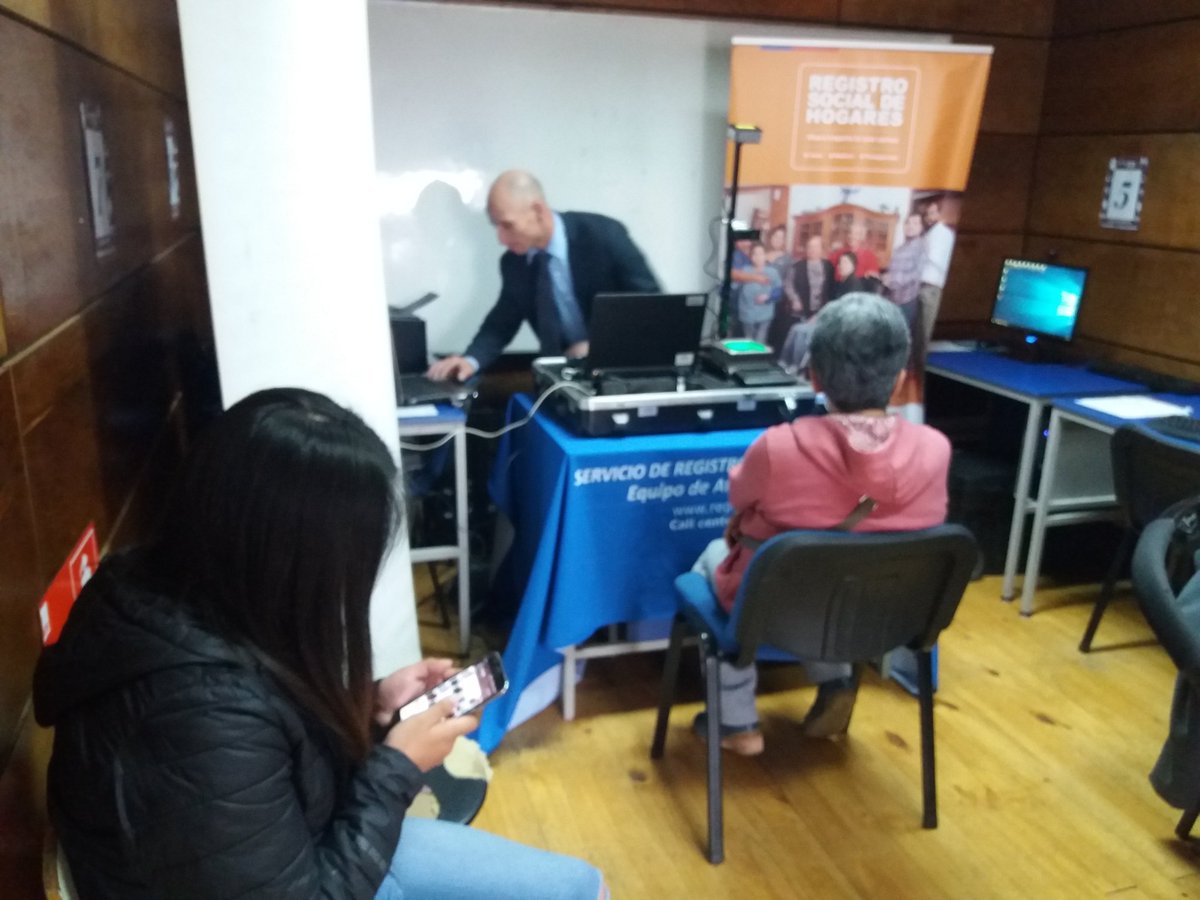 jorgealmonacid's tweet photo. #PuertoMontt Operativo del Registro Social de Hogares y @RegCivil_Chile en @TlcMirasol @DSocialLosLagos @munipuertomontt @funfamilias @funfaptomontt los vecinos estan actualizando sus cartolas y renovando cedulas de identidad  💻🖥⌨🖨🖱 https://t.co/2ss4AlyZmj