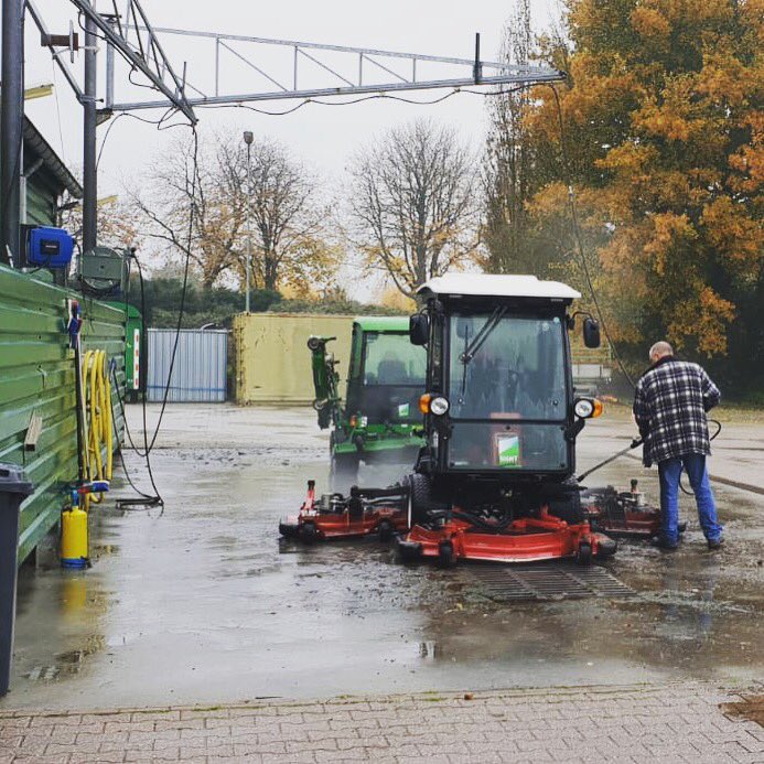 SIGHTLS's tweet photo. Maaimachines worden weer schoongemaakt om vervolgens in “winterslaap” te gaan. #winter #maaien #winterslaap #grasmaaien #groen #maaimachine #machine #winterstalling #sightlandscaping #harderwijk #sightls #sight https://t.co/tj7mLWmu4R