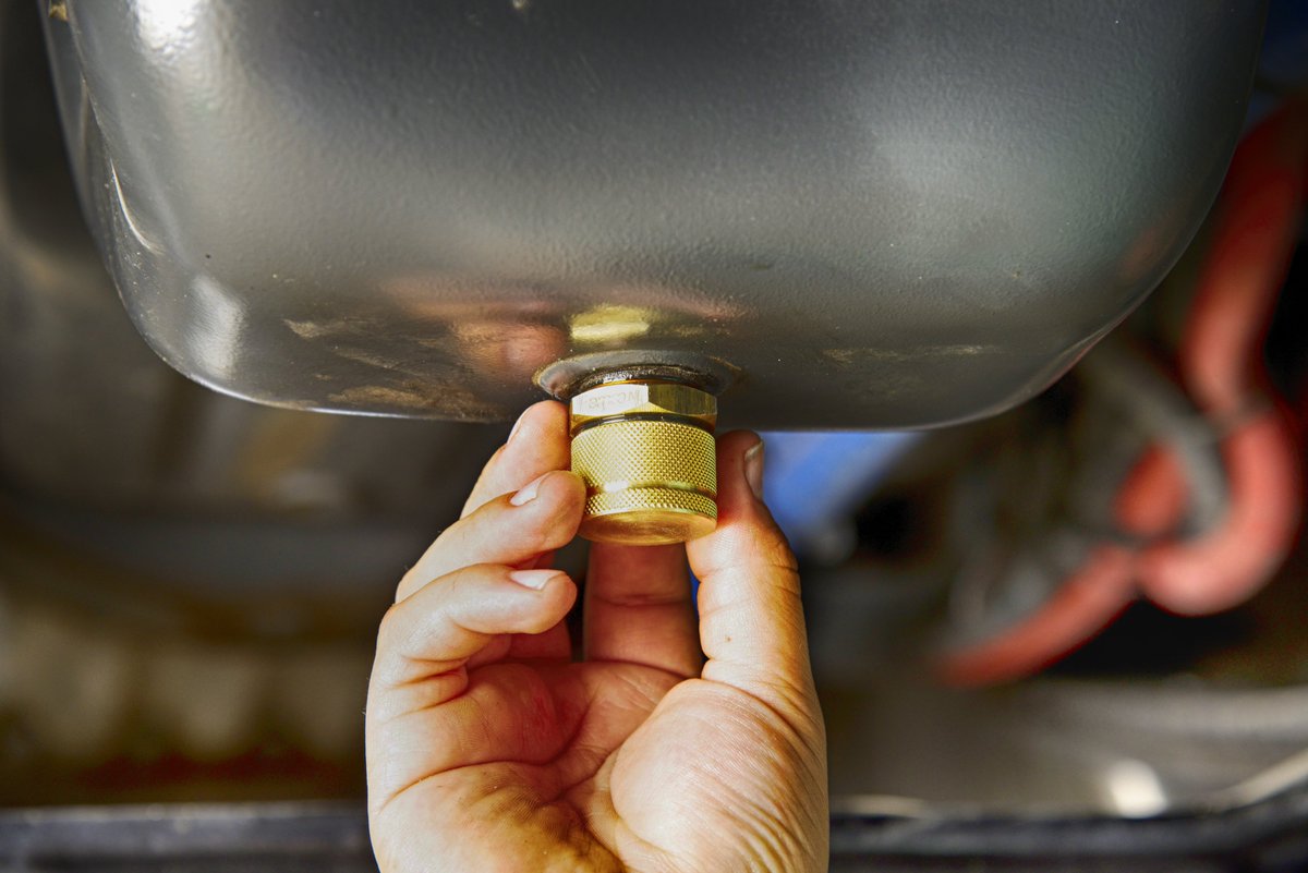 QuickDrainPlug's tweet image. The Femco Standard drain plug is a permanently installed drain plug to prevent stripped drain plugs and pans. quickdrainplug.com/fcart/index.ph…