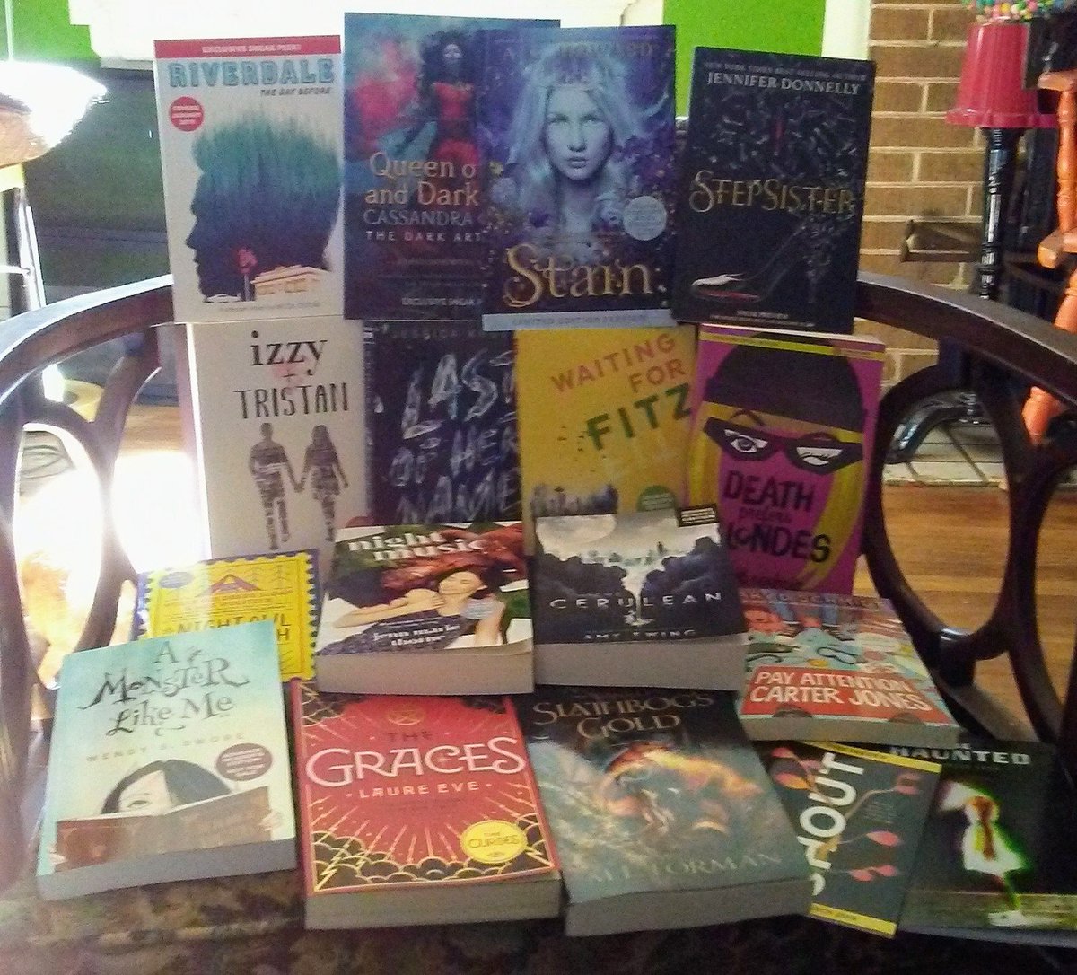 X_Sanguine's tweet image. A couple days late, but here&apos;s some pics of all the books and swag I picked up at #YALLFEST Loving the beautiful #ladysguide fan and the #stepsister glass slipper &amp;amp; super excited for #deathprefersblondes and #waitingforfitz!