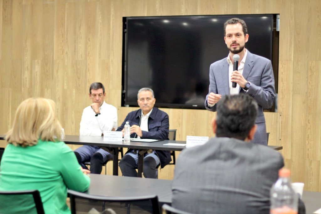 Pospital's tweet photo. Si hoy abrimos las puertas a la sociedad civil, nadie entrará por su propio pie, el reto más importante de la @SCIVIL_CENPRI es abrir las puertas del @PRI_Nacional, para salir a buscarlos y convencerlos. https://t.co/EIHzTkjVQf
