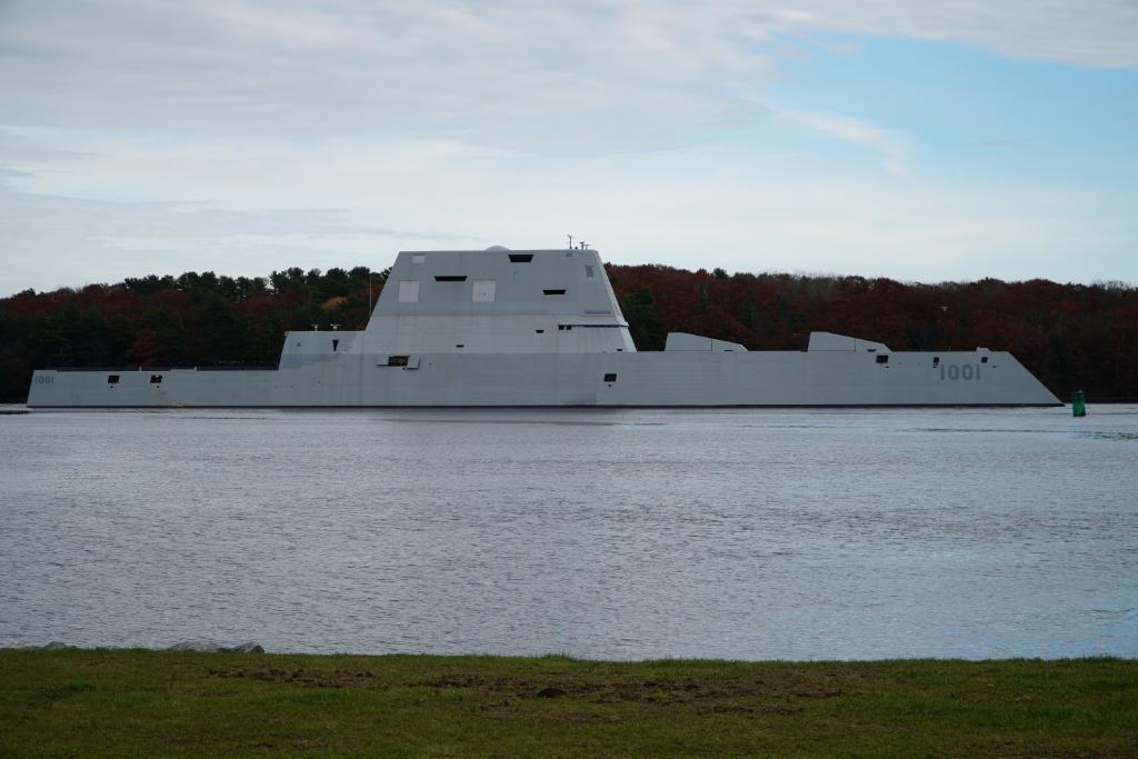 #USNavy photos of day: #USSBulkeley arrives in Norfolk, a #LCU departs to load equipment in support of #TyphoonYutu recovery efforts, #USSMountWhitney conducts flight-ops, and the future #DDG Michael Monsoor heads to Coronado! ℹ️ info and ⬇️ download: navy.mil/viewPhoto.asp?…